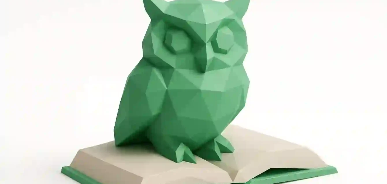 Low-Poly Owl on Open Book - Araştırma için En İyi Açık Kaynak Modelleri (2026) Açık bir kitabın üzerine tünemiş, bilgiyi ve araştırma için açık kaynaklı yapay zeka modellerini simgeleyen 3D düşük poli yeşil baykuş heykelciği (2026)