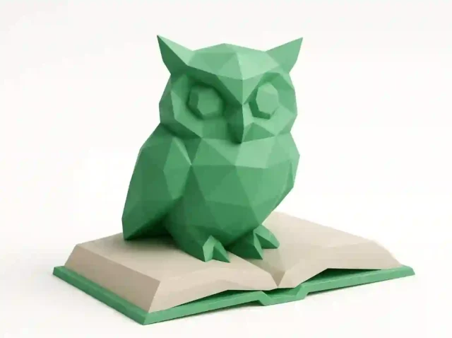 Açık bir kitabın üzerine tünemiş, bilgiyi ve araştırma için açık kaynaklı yapay zeka modellerini simgeleyen 3D düşük poli yeşil baykuş heykelciği (2026)