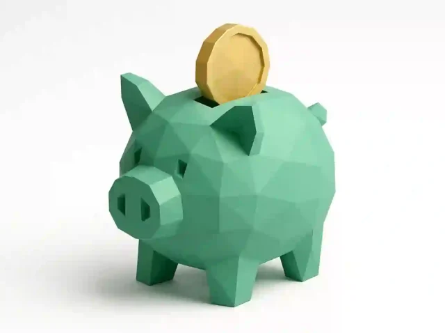 2026'da n8n'in ucuza kendi kendine barındırılması için maliyet tasarrufunu simgeleyen, içine altın para yerleştirilmiş düşük poli yeşil kumbara