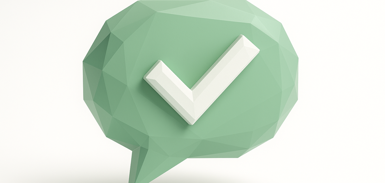 Yapay zeka tarafından oluşturulan içerikte onaylı veya tutarlı marka sesini temsil eden, beyaz bir onay işaretine sahip düşük poli yeşil konuşma balonu.