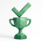 Üzerinde büyük bir onay işareti bulunan yeşil geometrik kupa, en yüksek puanlı otomasyon ajanslarını ve iş operasyonlarını kolaylaştırmak için onaylanmış verimliliği simgeliyor.